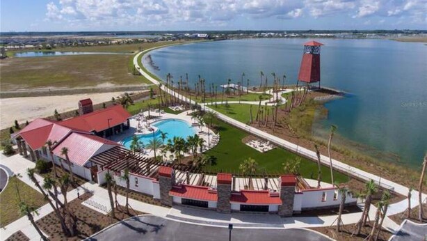 Ein Resort mit Swimmingpool, einem roten Turm und Blick auf das umliegende Wasser und die Landschaft.