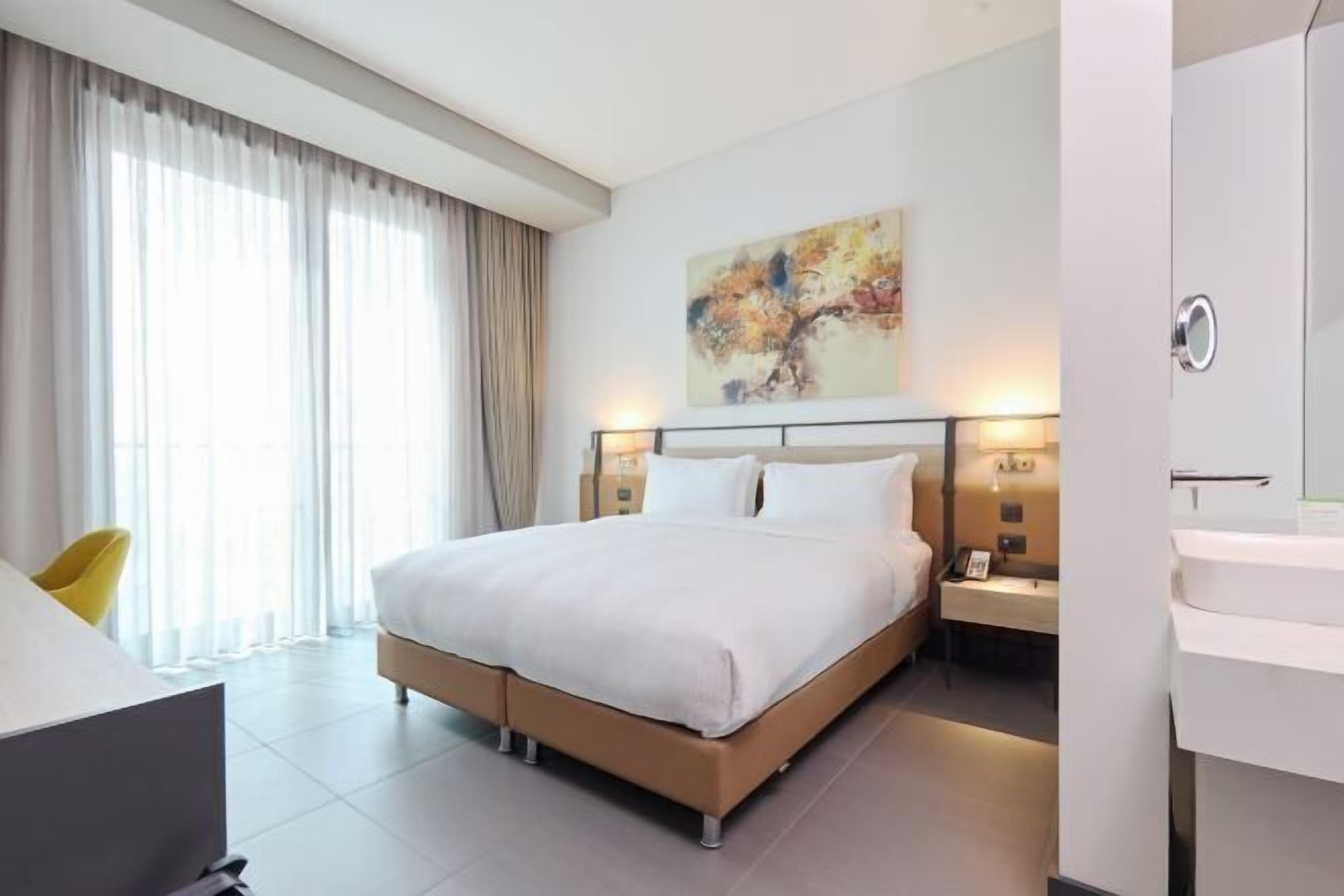 Sengetøy av topp kvalitet, dundyner, safe på rommet og skrivebord