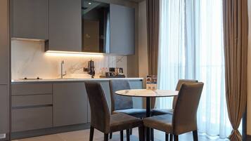 Family Suite, 2 Bedrooms | Private kitchen | Full-size fridge, oven, stovetop, dishwasher