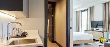 Full-sized fridge, oven, stovetop, dishwasher