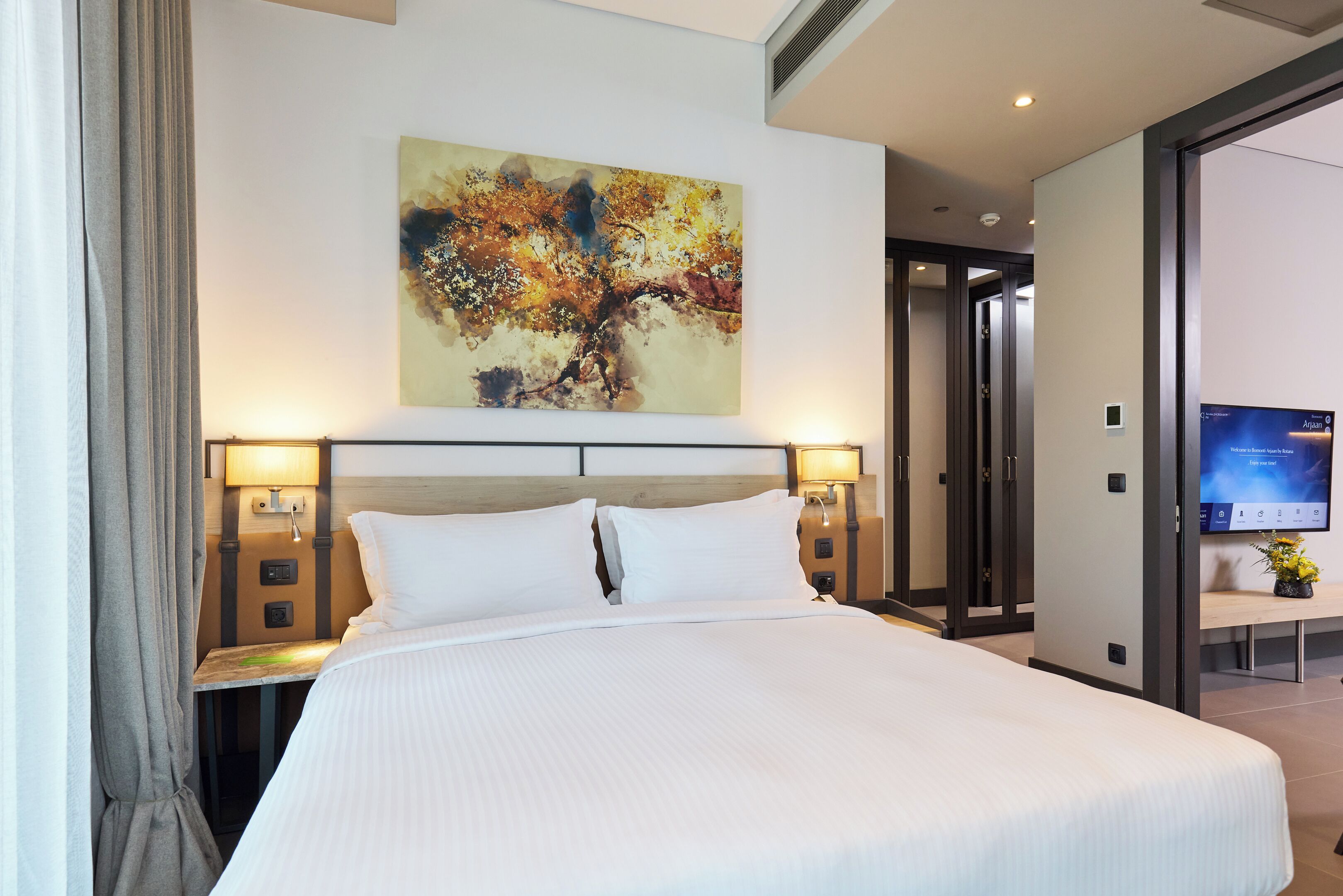 أغطية فراش متميزة وألحفة محشوة بالريش وخزنة داخل الغرفة ومكتب