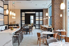 供應早餐、午餐、晚餐；多國菜