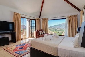 5 Schlafzimmer, Zimmersafe, Schreibtisch, Bügeleisen/Bügelbrett