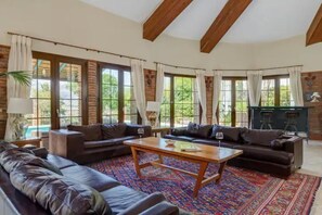 Smart-TV, Kamin, Tischtennisplatte, Bücher