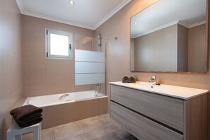 Dusch, hårtork och handdukar