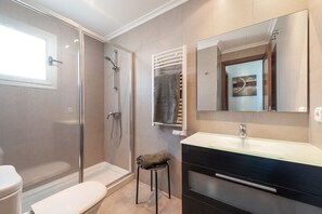 Dusche, Haartrockner, Handtücher