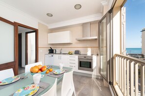 Kühlschrank, Mikrowelle, Ofen, Geschirrspüler