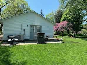 Outdoor dining - Amongst Friends Cottage (Pelee Island)
