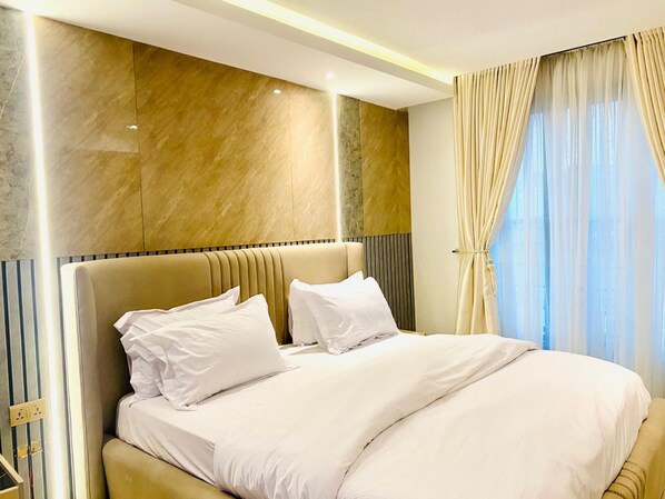 2 عدّة غرف نوم ومكواة/لوح كي وواي فاي مجانًا وملاءات أسرّة