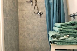 Dusche, Haartrockner, Bidet, Handtücher