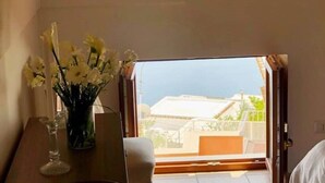 A room with a view of a building and a balcony. - Casa Toby Positano  (Campania)