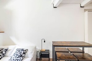 1 habitación, tabla de planchar con plancha, wifi gratis y ropa de cama