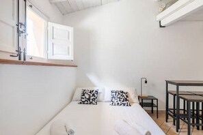 1 habitación, tabla de planchar con plancha, wifi gratis y ropa de cama