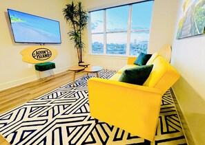 Smart TV, video games, books, stereo - Surf Richard's Flat (Dallas)