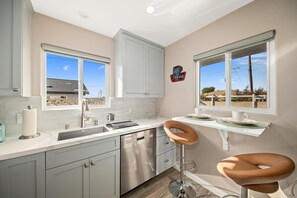 Kylskåp, mikrovågsugn, ugn och spishäll