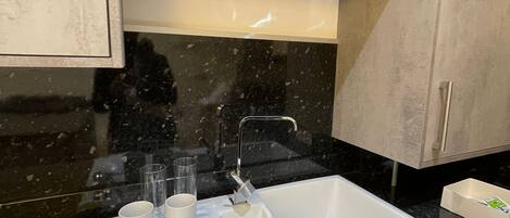 Een bad/douchecombinatie, een diep bad, handdoeken