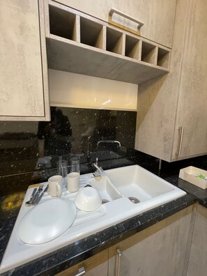 Combined shower/bathtub, deep-soaking bathtub, towels - Charming 1-bed Apartment in Wolverhampton (Wolverhampton)
