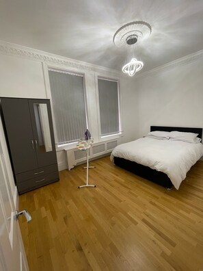1 bedroom, iron/ironing board, bed sheets - Charming 1-bed Apartment in Wolverhampton (Wolverhampton)