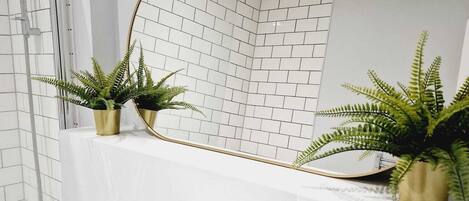 Apartment | Bathroom | Shower, hair dryer, towels