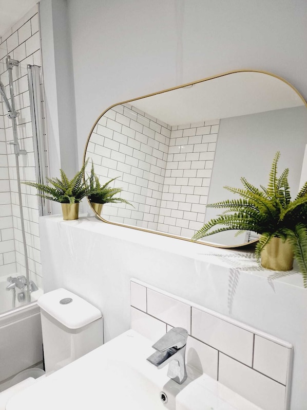 Apartment | Bathroom | Shower, hair dryer, towels - Luxury vip 2bed Apartment With Balcony (Birmingham)