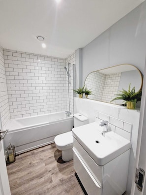 Appartement | Salle de bain | Douche, sĂšche-cheveux, serviettes fournies