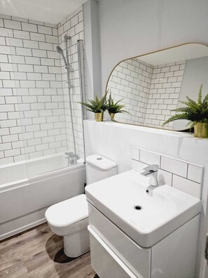 Apartment | Bathroom - Luxury vip 2bed Apartment With Balcony (Birmingham)