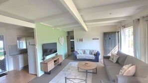 TV, fireplace, video games, DVD player - Waterfront Retreat Getaway Kayaks, Bikes, Fast WiFi and more (Sanctuary Point)