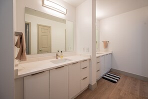 Secador de pelo, toallas, jabón y papel higiénico