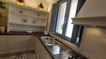 Forno, piano cottura, lavastoviglie, pentole/stoviglie/utensili