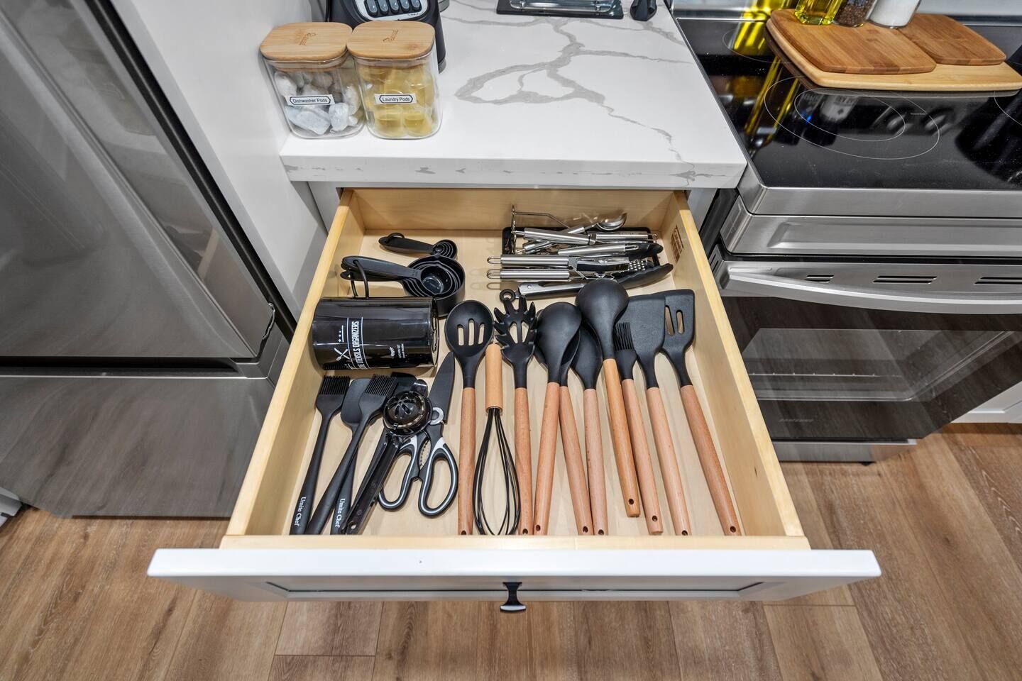 Mikrowelle, Ofen, Herdplatte, Geschirrspüler