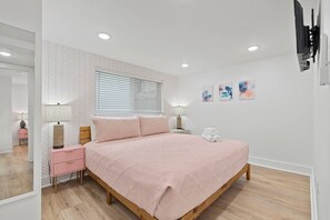 2 slaapkamers, een strijkplank/strijkijzer, reisbedje, wifi