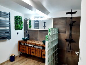 Dusche, Haartrockner, Handtücher, Toilettenpapier