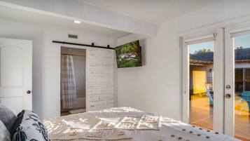 4 bedrooms, iron/ironing board, WiFi, bed sheets