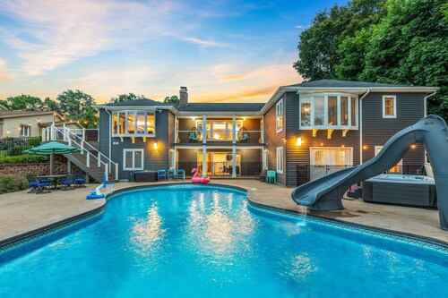 HeatedPool|Boat dock|Beach|HotTub|Arcades|Firepit