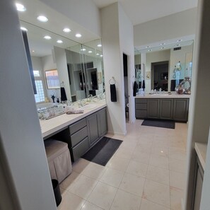 Dusj, hårføner, håndklær og såpe