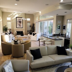Living area - Beautiful home away from home, nestled in the center of fabulous Indian Ridge CC (Palm Desert)