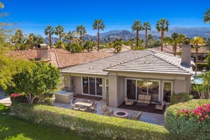 Outdoor dining - Beautiful home away from home, nestled in the center of fabulous Indian Ridge CC (Palm Desert)