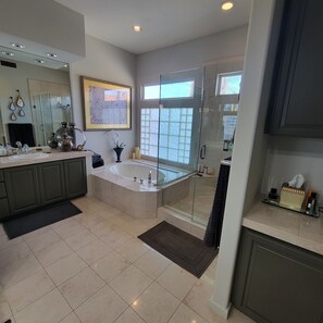 Shower, hair dryer, towels, soap - Beautiful home away from home, nestled in the center of fabulous Indian Ridge CC (Palm Desert)
