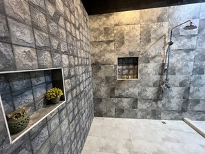 Hair dryer, towels, soap, shampoo - 3 bedrooms in the farm with stay in Desert Hut

 (Ras Al-Khaimah)