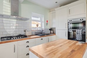 Kylskåp, mikrovågsugn, ugn och spishäll