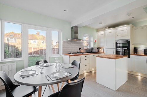 Stylishly decorated 3-bed house