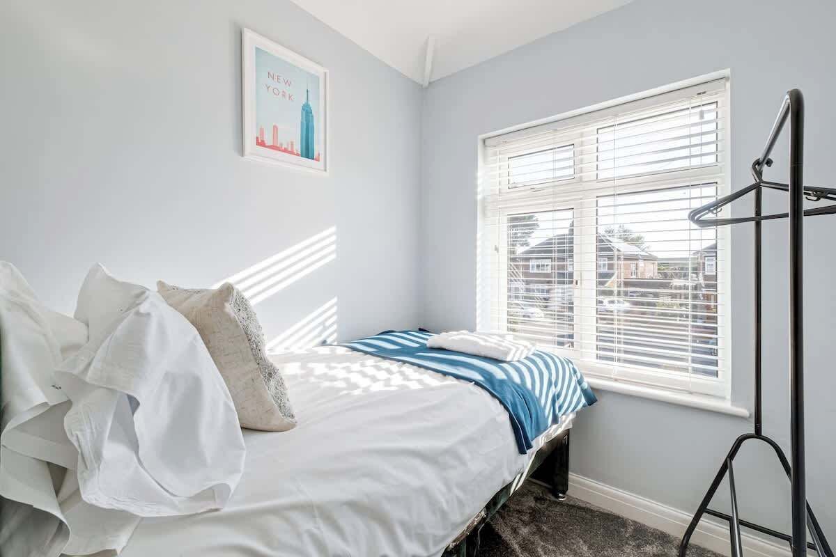 3 bedrooms, iron/ironing board, WiFi (free), bed sheets