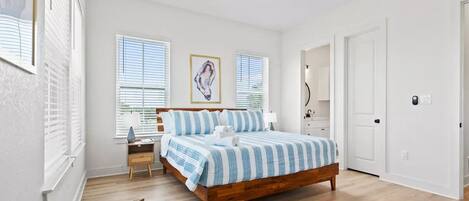 4 habitaciones, escritorio y tabla de planchar con plancha