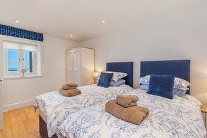 3 habitaciones, tabla de planchar con plancha y cuna de viaje 