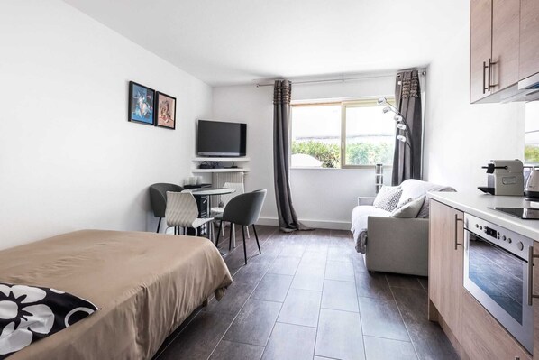 1 habitación, tabla de planchar con plancha, wifi y ropa de cama 