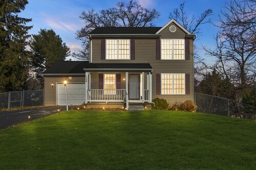 Luxury 4 bed King Suite! Mins to Towson! 