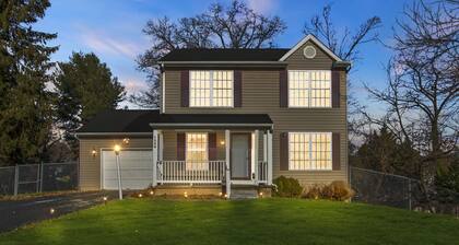 Luxury 4 bed King Suite! Mins to Towson!