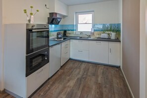 Kühlschrank, Mikrowelle, Ofen, Geschirrspüler