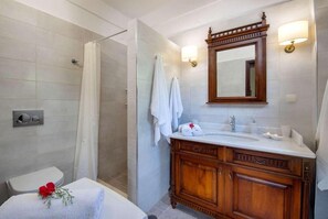 Dusche, Haartrockner, Handtücher
