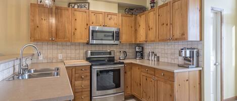 Réfrigérateur, four à micro-ondes, un four, surface de cuisson